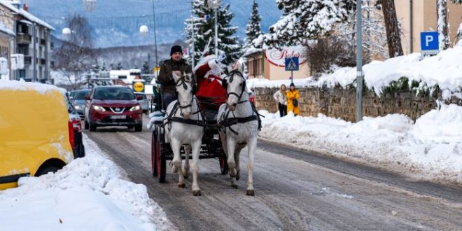 Advent u Otočcu pod snježnim prekrivačem