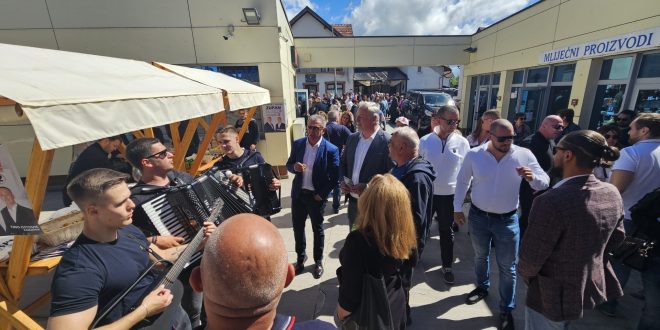 Predizborno druženje Danijela Tušaka i Tina Ostovića na gospićkoj tržnici