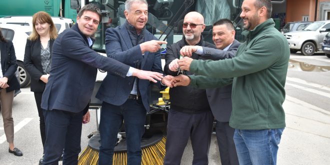 Komunalac Gospić preuzeo novo vozilo za čišćenje vrijedno 225 tisuća eura