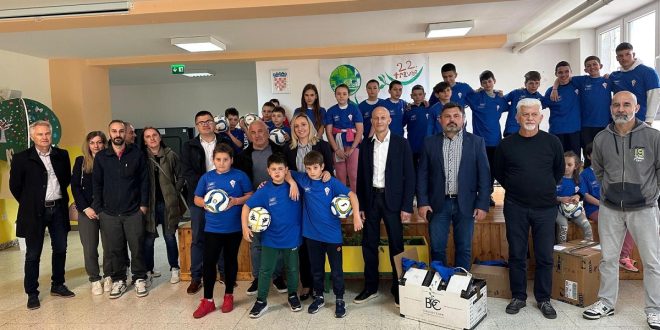 Župan Petry uručio nogometnu opremu NK Jedinstvu iz Donjeg Lapca