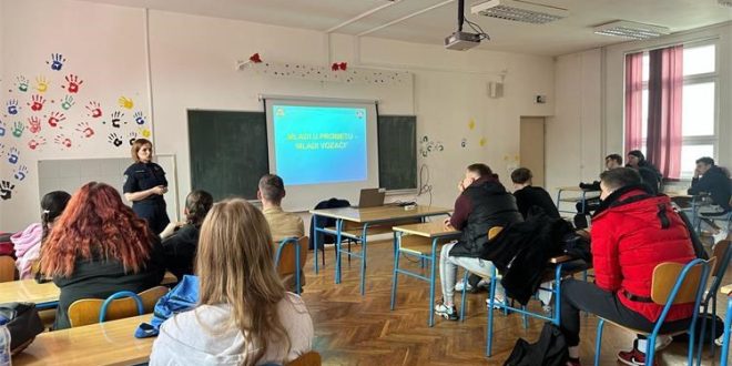 Policijska službenica u Korenici educirala mlade vozače o važnosti odgovornog ponašanja u prometu