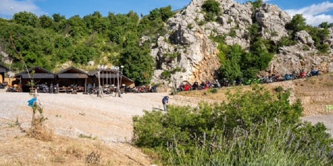 U Karlobagu otvorena prva službena plaža za motoriste – Moto plaža Tatinja