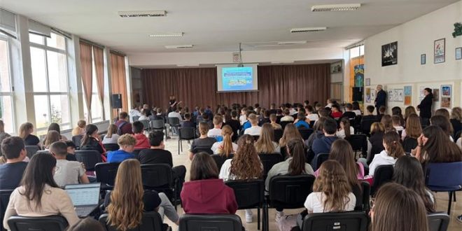 Policijska službenica edukacijom učenika podiže svijest o sigurnosti najmlađih u prometu