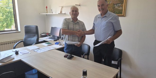 Jučer je u prostorijama Općine Lovinac potpisan Ugovor o javnoj nabavi radova rekonstrukcije mosta na nerazvrstanoj cesti NC RI-28 u naselju Ričice u Općini Lovinac.