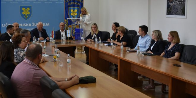 MINISTAR BRANKO BAČIĆ SVEČANO URUČIO UGOVORE I SPORAZUME VRIJEDNE ŠEST MILIJUNA EURA