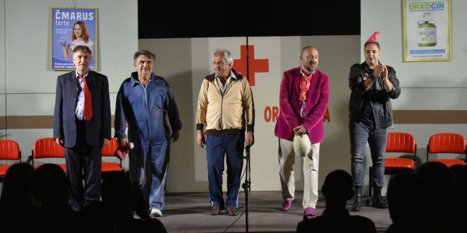 Predstava “Pod hitno na hitnu” otvorila manifestaciju “Glumci u Gospiću 2025”