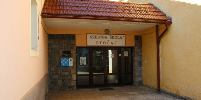 U Srednjoj školi Otočac ostalo 35 slobodnih mjesta za jesenski upisni rok