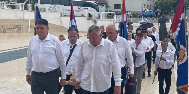 Udruga branitelja HEP-a poginulim kolegama postavila spomen-ploču iz Peruće