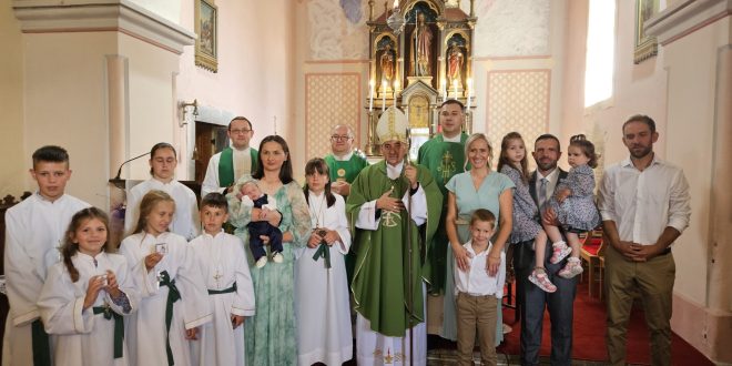 Gospićko-senjski biskup Marko Medo pohodio župu sv. Jakova apostola u Donjem Pazarištu i krstio osmo dijete obitelji Kolačević