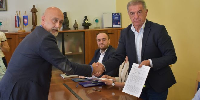U uredu gradonačelnika potpisan ugovor o uređenju atletske staze u Gospiću