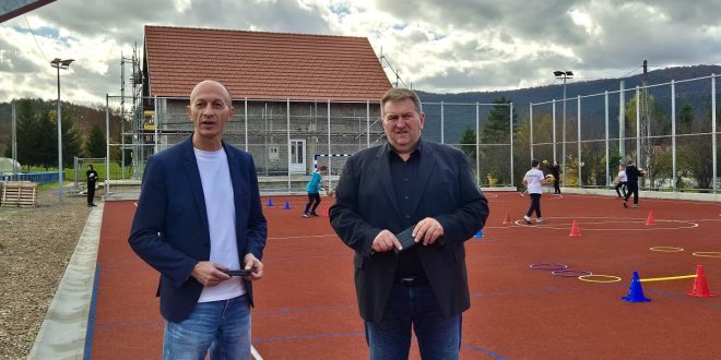 Završen projekt izgradnje višenamjenskog školskog igrališta u Brinju vrijednog 215.000 eura – župan Petry obišao igralište s načelnikom Fumićem