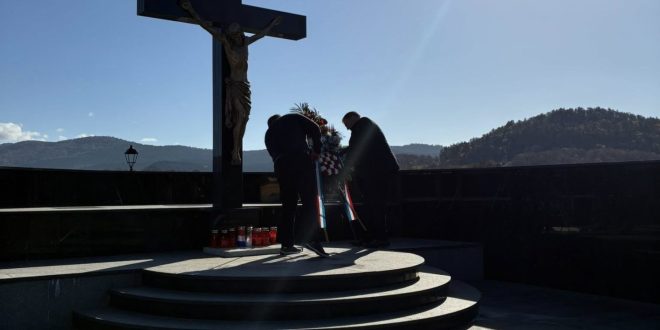 Povodom blagdana Svih svetih predstavnici Općine Brinje odali počast kod Centralnog križa u Brinju