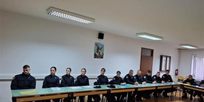 Dobrodošlicu novim kolegama zaželjeli su rukovoditelji Policijske uprave ličko-senjske i načelnici policijskih postaja u koje su raspoređeni
