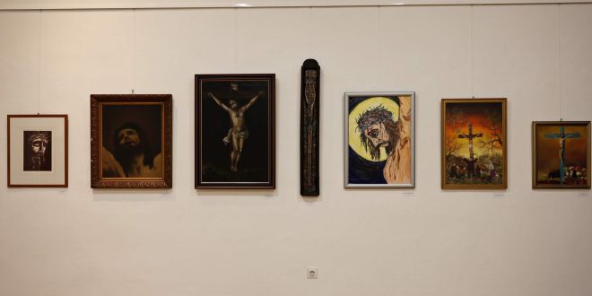 U Otočcu otvorena izložba „Moj križ svejedno gori“