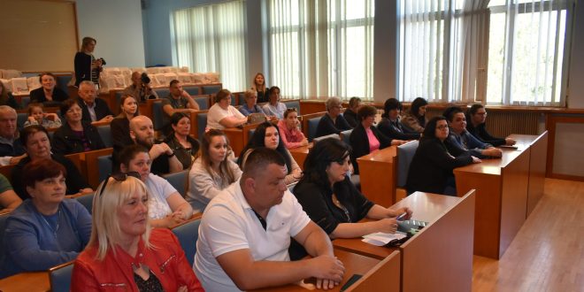 GOSPIĆ DODIJELIO SREDSTVA ZA ENERGETSKE CERTIFIKATE I PODIJELIO PAKET UGROŽENIM GRAĐANIMA