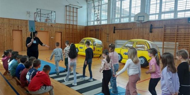 U Otočcu su djeca učila kako biti sigurna u prometu kroz program „Vidi i klikni“