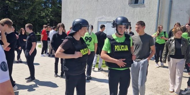 Mladi u Korenici upoznali dinamičnost i humanost policijskog poziva