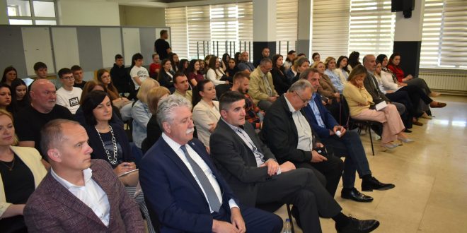 Održan okrugli stol „Naukovanje koje povezuje – suradnja obrazovanja i gospodarstva u Gospiću“