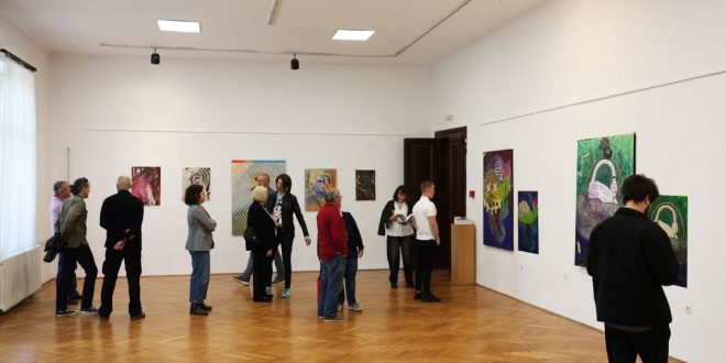 U Otočcu otvorena izložba slika Nikole Jergovića