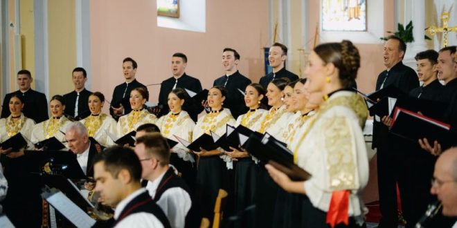 LADO u Otočcu održao spektakularan emotivno duhovni glazbeni doživljaj