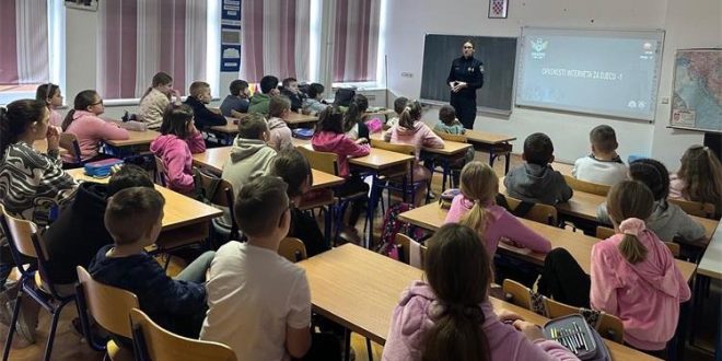 Policijske službenice Policijske uprave ličko-senjske predstavile i provele projekt #sigurniONLINE