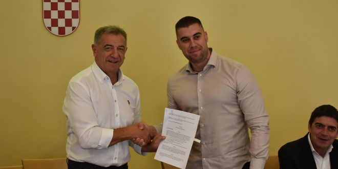Potpisan ugovor za održavanje nerazvrstanih cesta na području Grada Gospića