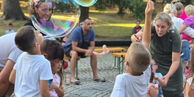 Cirkus KoraZon otvorio Dječje ljeto u Otočcu uz žonglere, balone od sapunice i radionicu za najmlađe