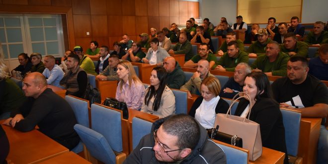 Djelatnicima Komunalca Gospić plaće rastu u prosjeku 30 posto, potpisani novi ugovori